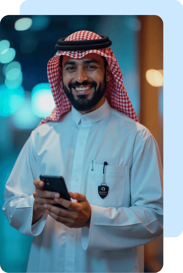 شخص يستخدم تطبيق حارس على الهاتف الذكي